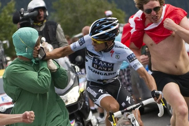 Alberto Contador golpea a un aficionado