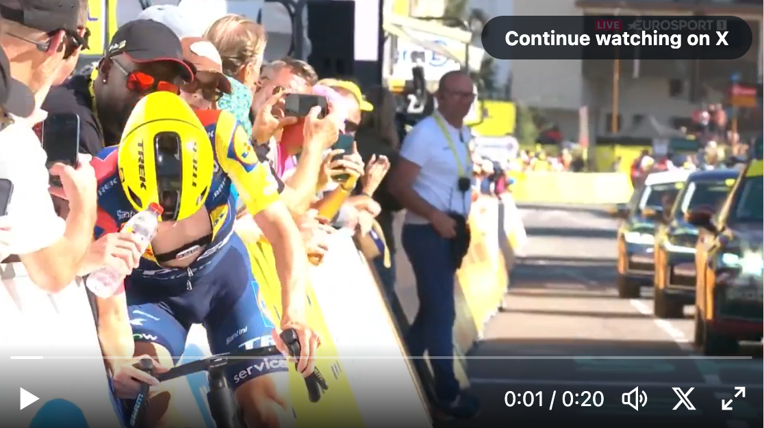 Juan Ayuso destrozado tras cruzar la meta en Alpe D'Huez
