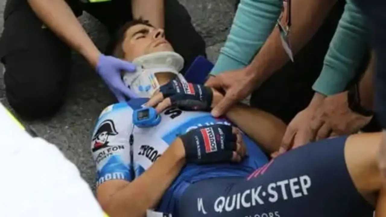 Mikel Landa en el asfalto tras sufrir un accidente