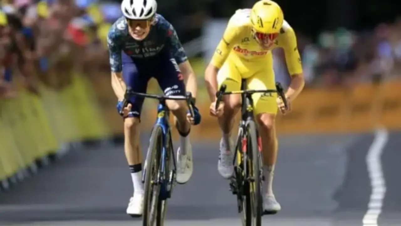 Jonas Vingegaard y tadej Pogacar se disputan un triunfo de etapa en el Tour de Francia.