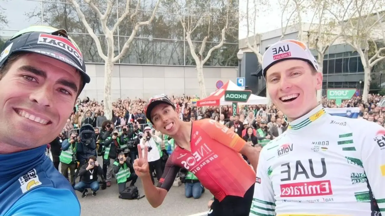 Mikel Landa bromea con Tadej Pogacar