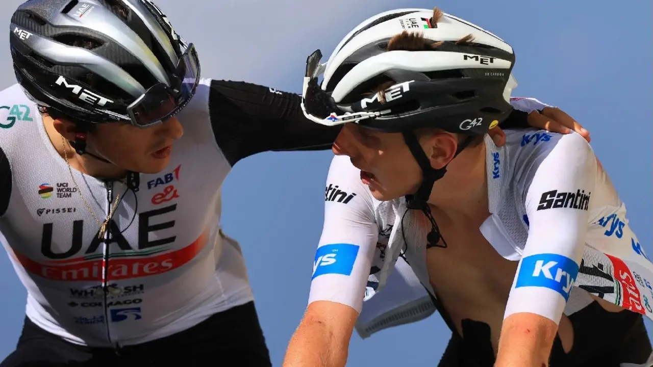 Marc Soler consuela a Tadej Pogacar en el Tour de Francia de 2023