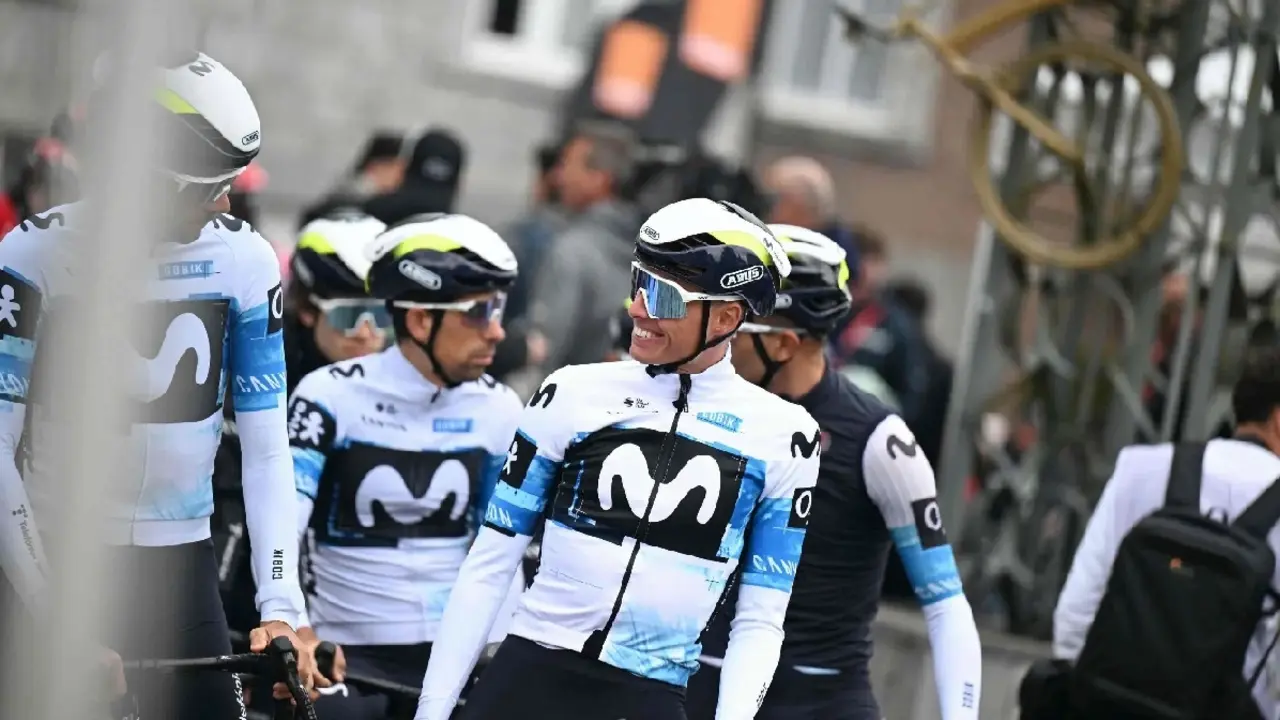 Enric Mas junto a m&aacute;s ciclistas del Movistar Team