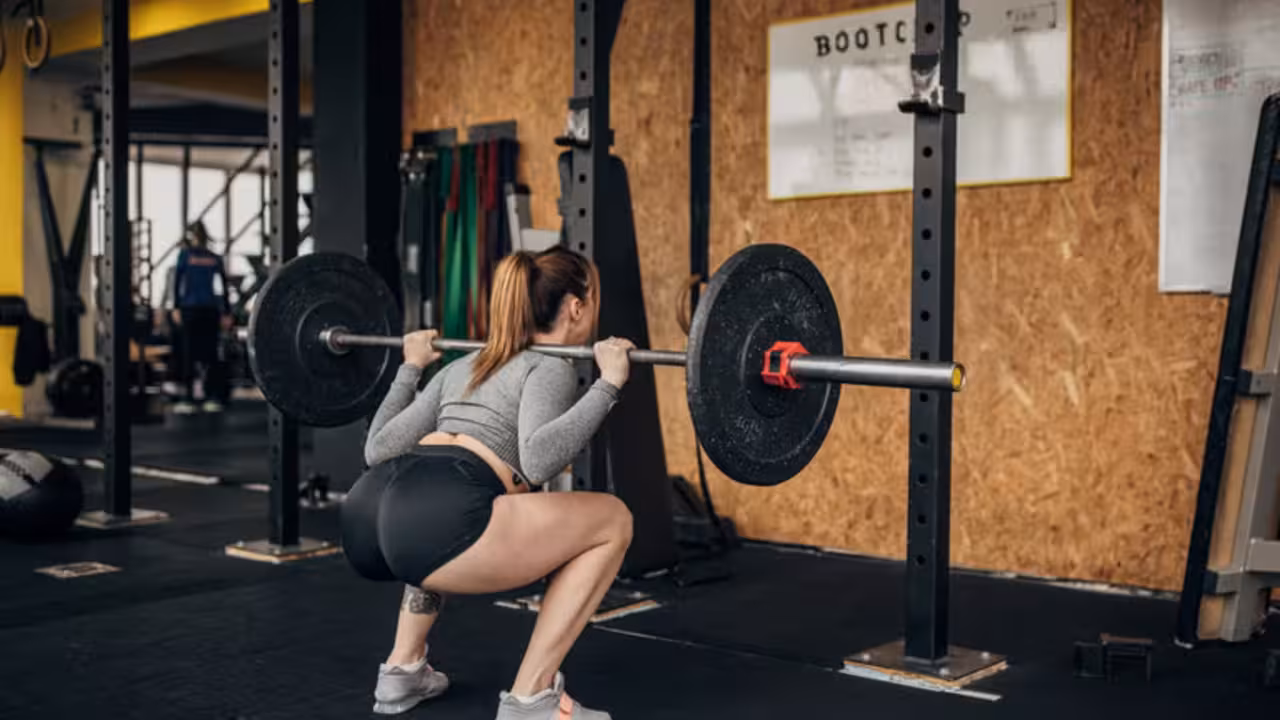 Una deportista haciendo sentadillas