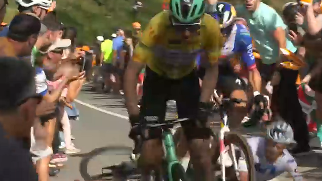 Javier Romo se cae al asfalto en la ascensi&oacute;n al puerto de Izua