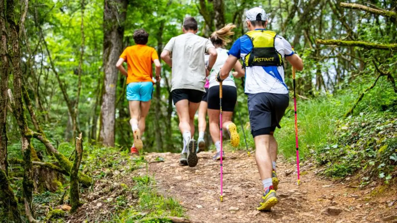 Deportista caminando en un bosque