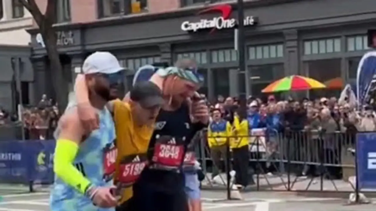 Jonathan Adams, corredor pupular que lleg&oacute; catat&oacute;nico a la meta del Marat&oacute;n de Boston.