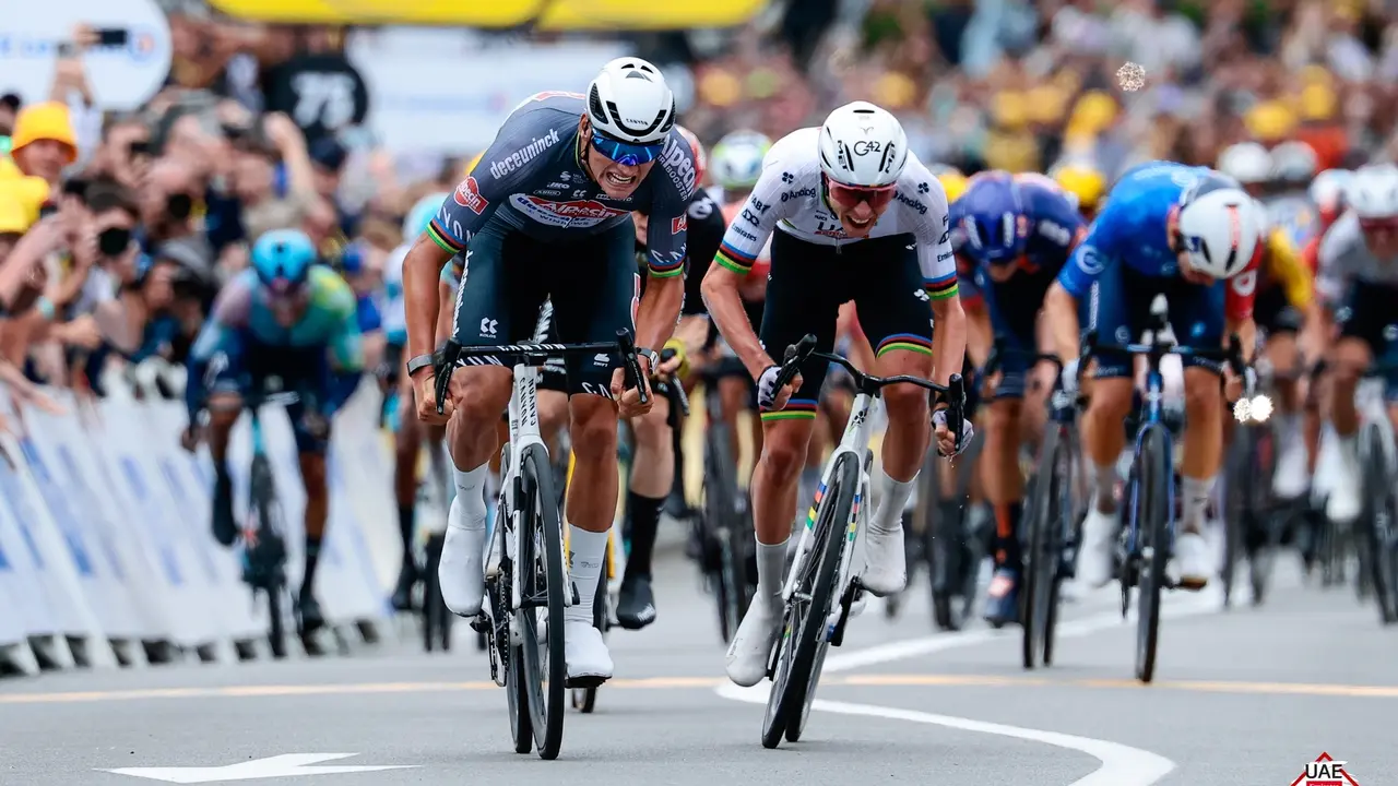 Tadej Pogacar y Mathieu Van der Poel se disputan una victoria al sprint.