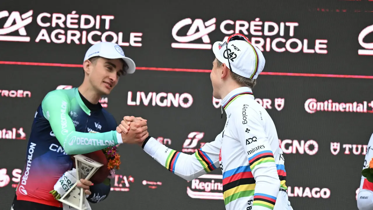 Tadej Pogacar y Paul Seixas se dan la mano