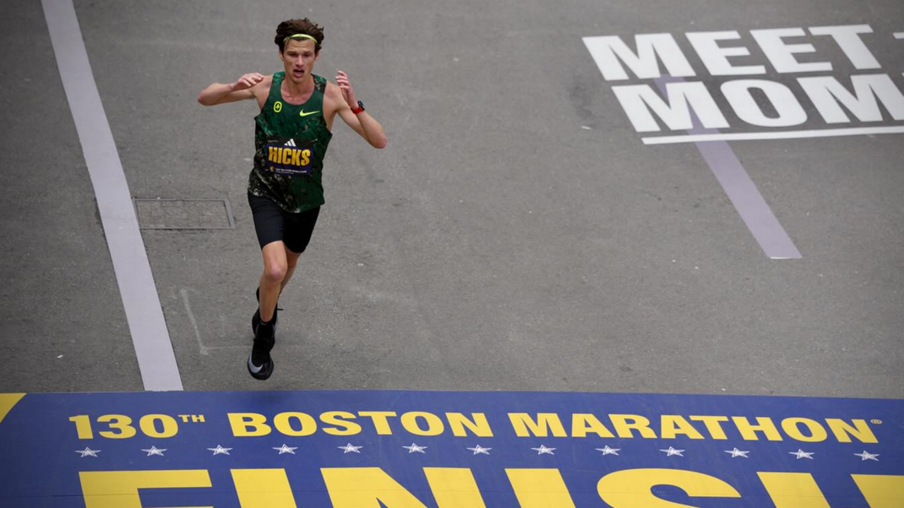 Charles Hicks entre en la meta en el Marat&oacute;n de Boston de 2026.