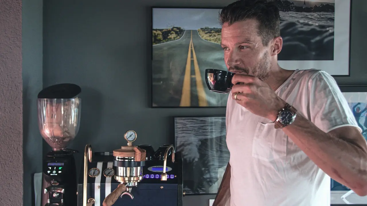 Jan Frodeno, campe&oacute;n del mundo de triatlon y triple ganador del Ironman de Hawaii, tom&aacute;ndose un caf&eacute; antes de entrenar.