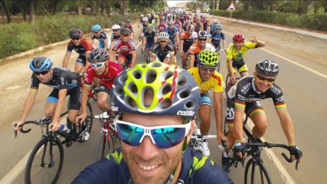Alejandro Valverde en una grupeta con cicloturistas.