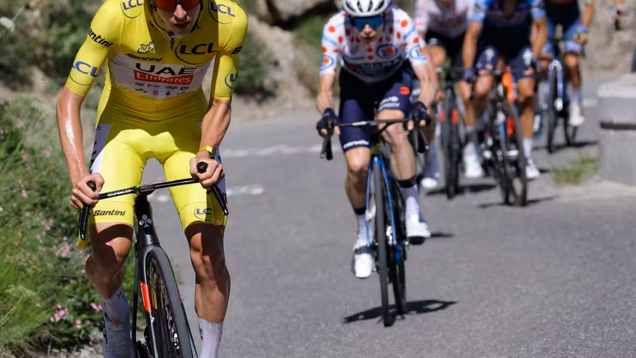 Tadej Pogacar lanza un ataque a Jonas Vingegaard