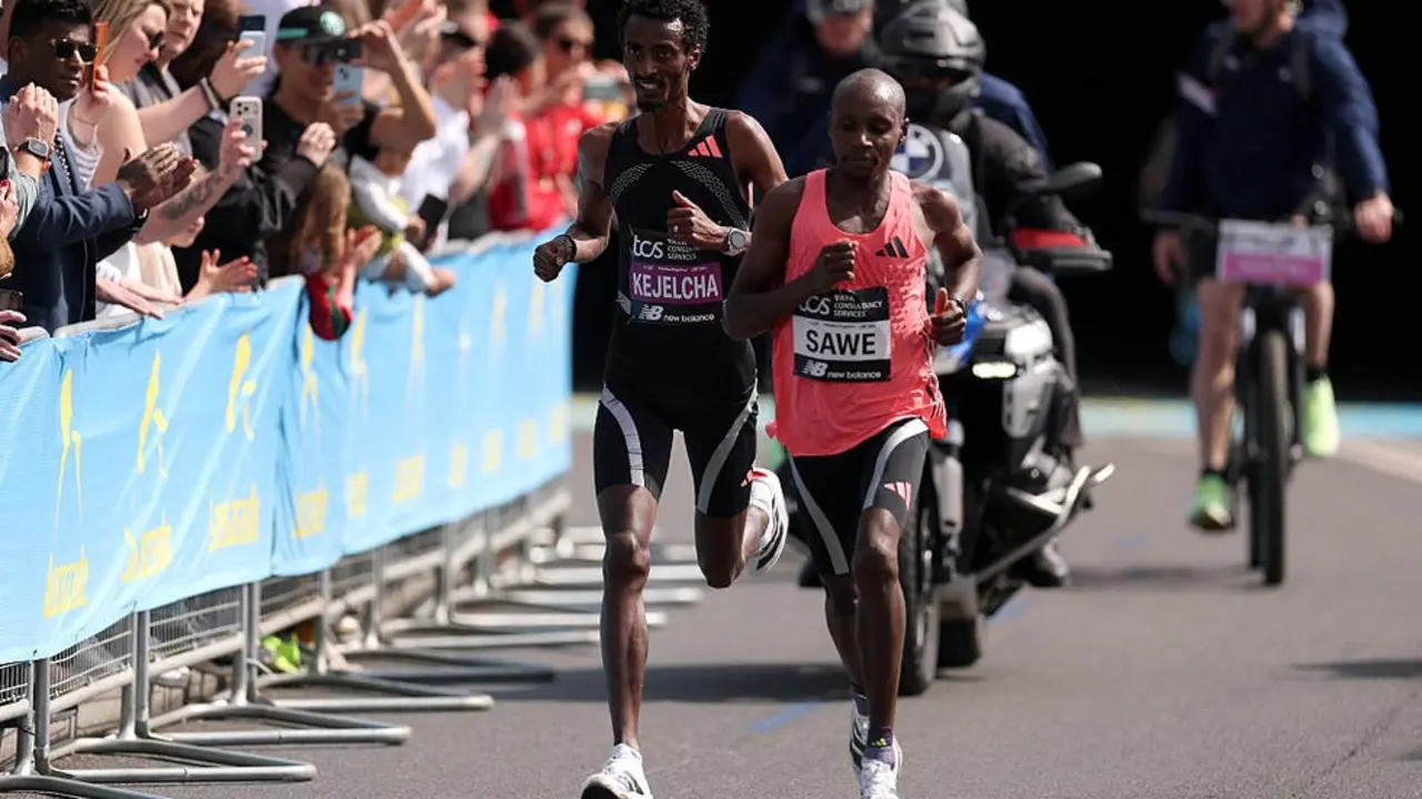 Yomif Kejelcha y Sabastian Sawe en el Marat&oacute;n de Londres de 2026.