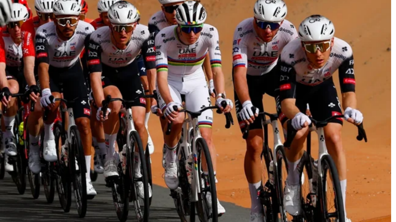 Los ciclistas del UAE tiran del pelot&oacute;n.