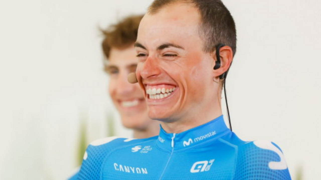 Enric Mas ri&eacute;ndose
