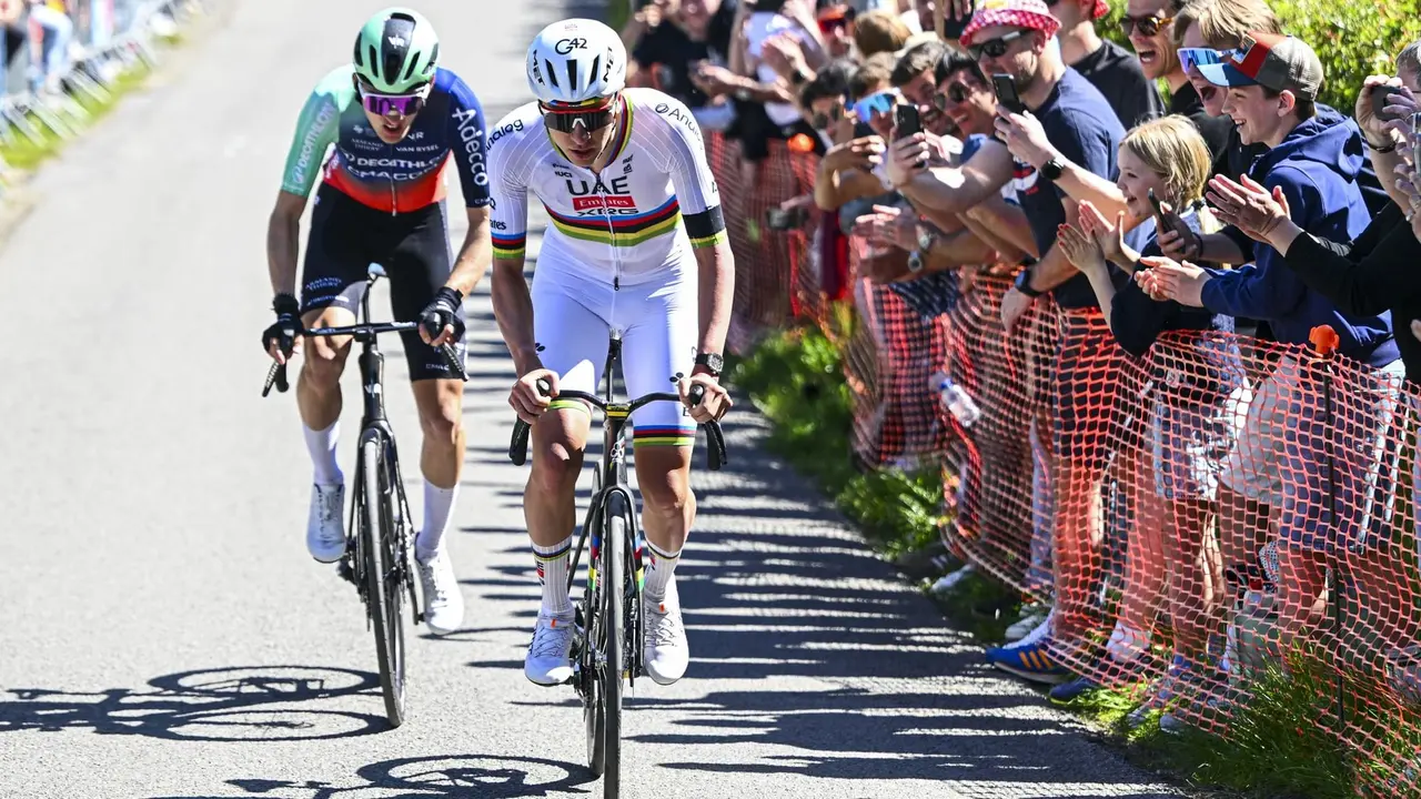 Tadej Pogacar y Paul Seixas en la Strade Bianche 2026