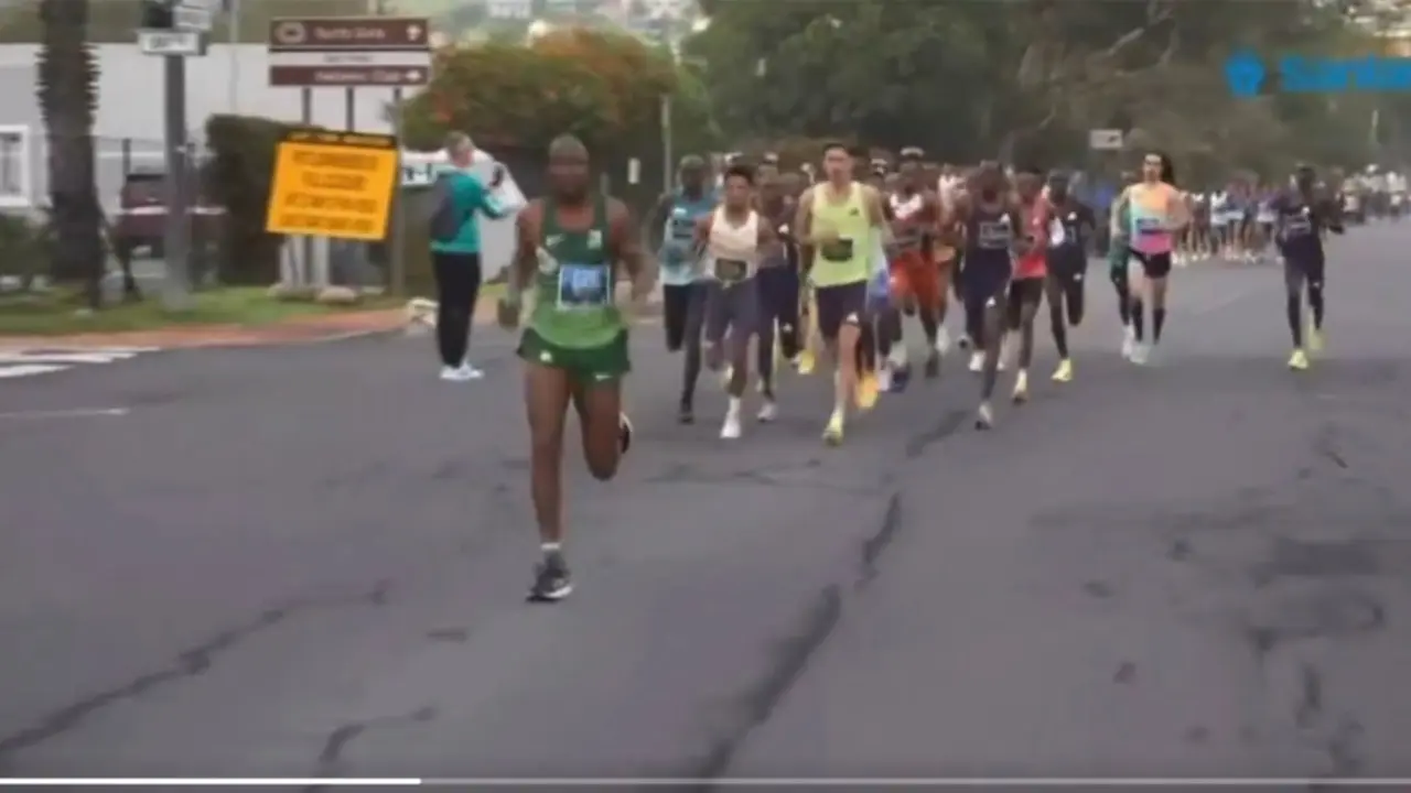 Corredor popular se cuela en el Marat&oacute;n popular de Ciudad del Cabo para liderar la carrera