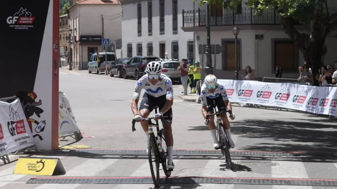 Alejandro Valverde y Fran Rus cruzan la meta de la Gran Fondo Sierra de Albacete
