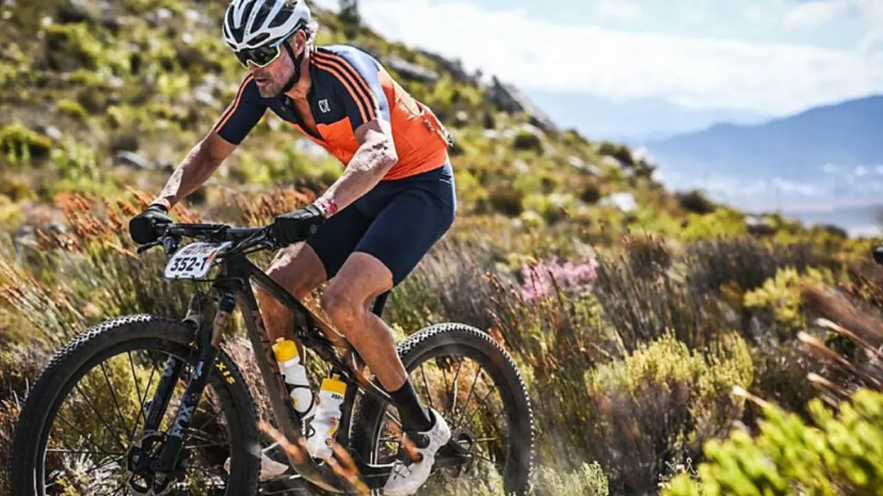 Luis Enrique compitiendo en una prueba de MTB