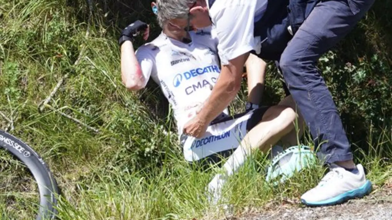 Paul Seixas sufre una ca&iacute;da en el Tour Auvergene-Rhone-Alpes