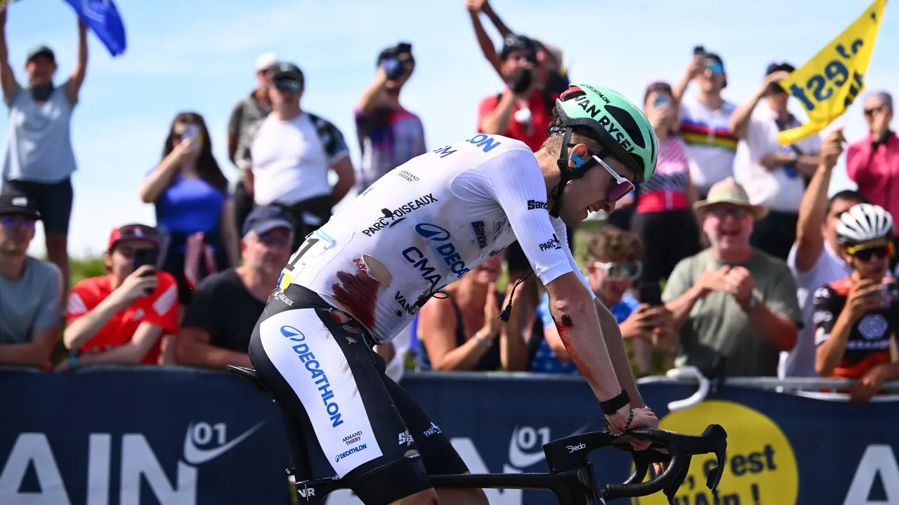 Paul Seixas mu magullado tras sufrir un accidente en la 7&ordf; etapa del Tour Auvernia Rh&ocirc;ne Alpes