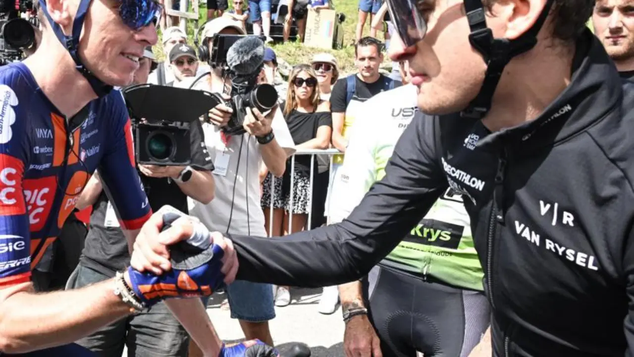 Romain Bardet y Paul Seixas se dan la mano