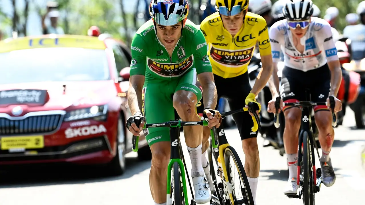 Van Aert, Vingegaard y Pogacar en la ascensi&oacute;n a Hautacam en el Tour de Francia de 2022