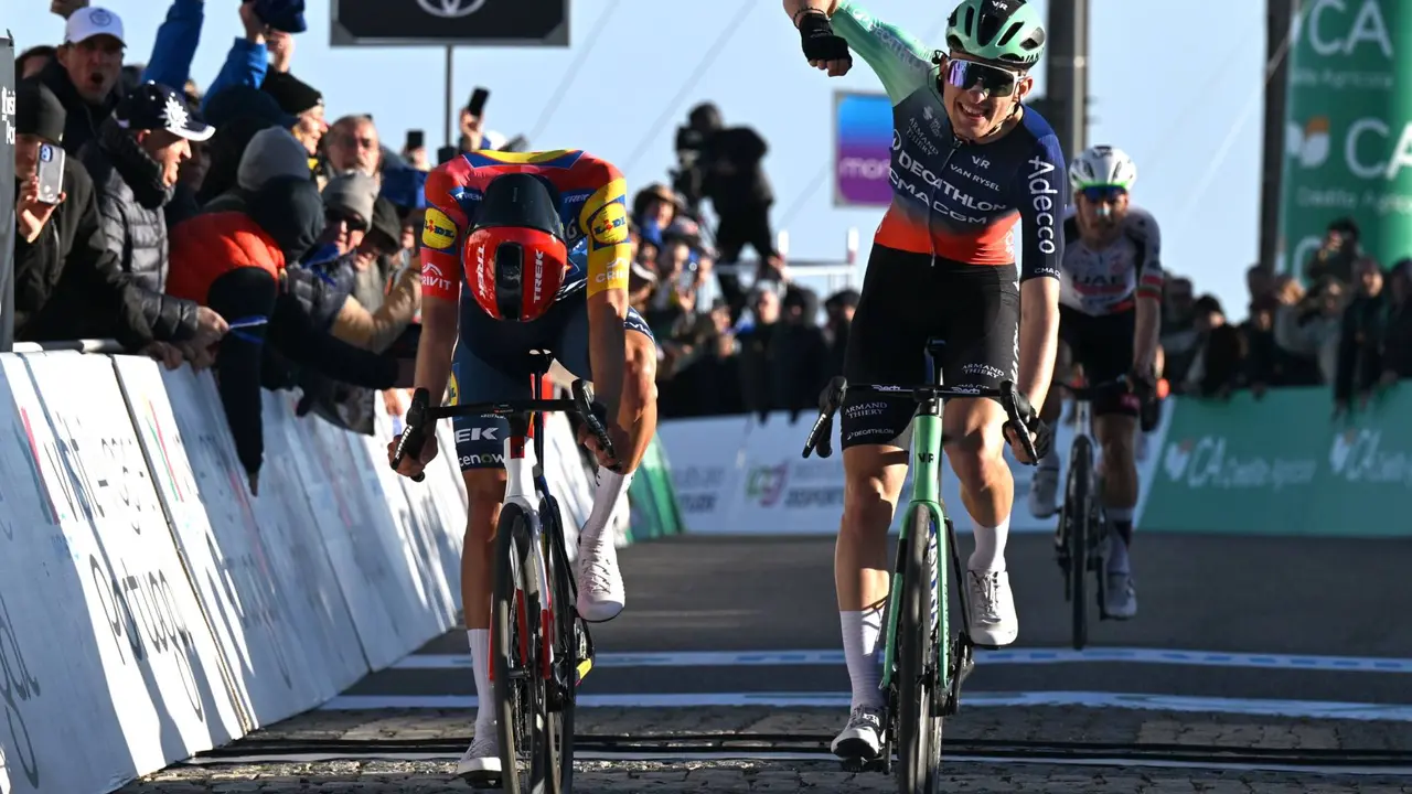 Paul Seixas le gana un sprint a Juan Ayuso