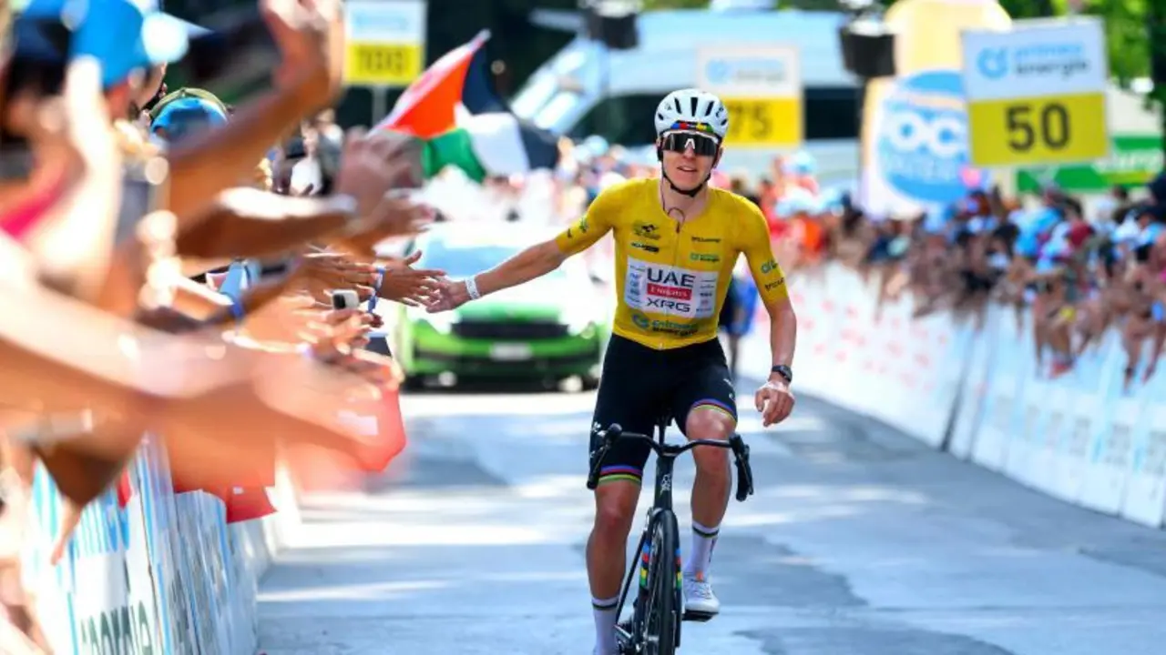 Tadej Pogacar llega victorioso a la meta en la etapa reina de la Vuelta a Suiza de 2026