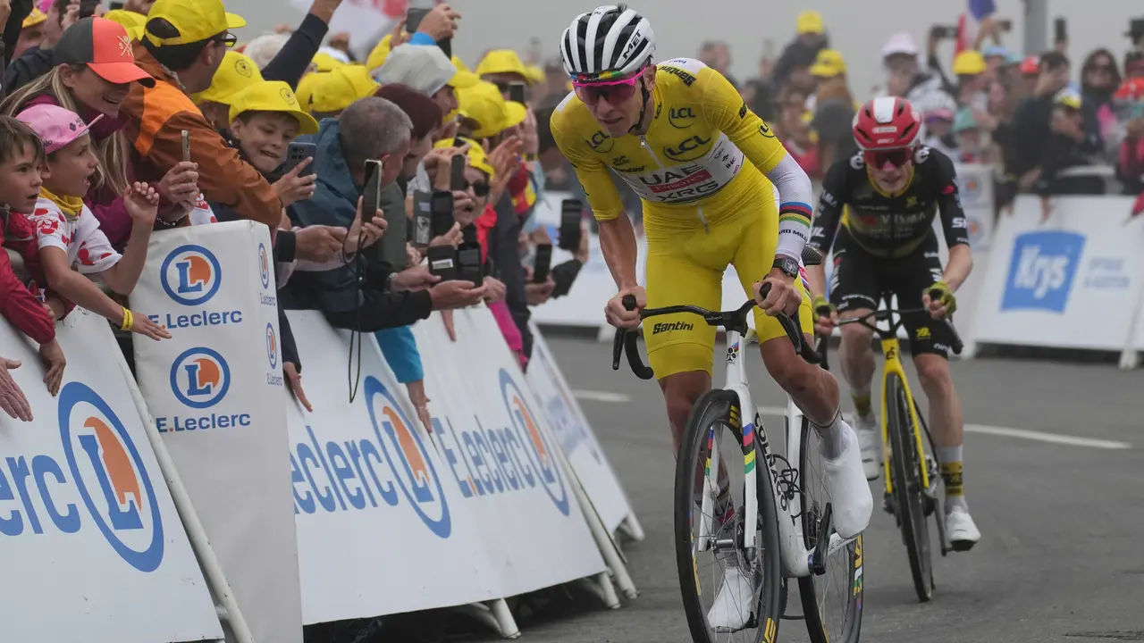Tadej Pogacar lanza un ataque a Jonas Vingegaard en el Tour de Francia