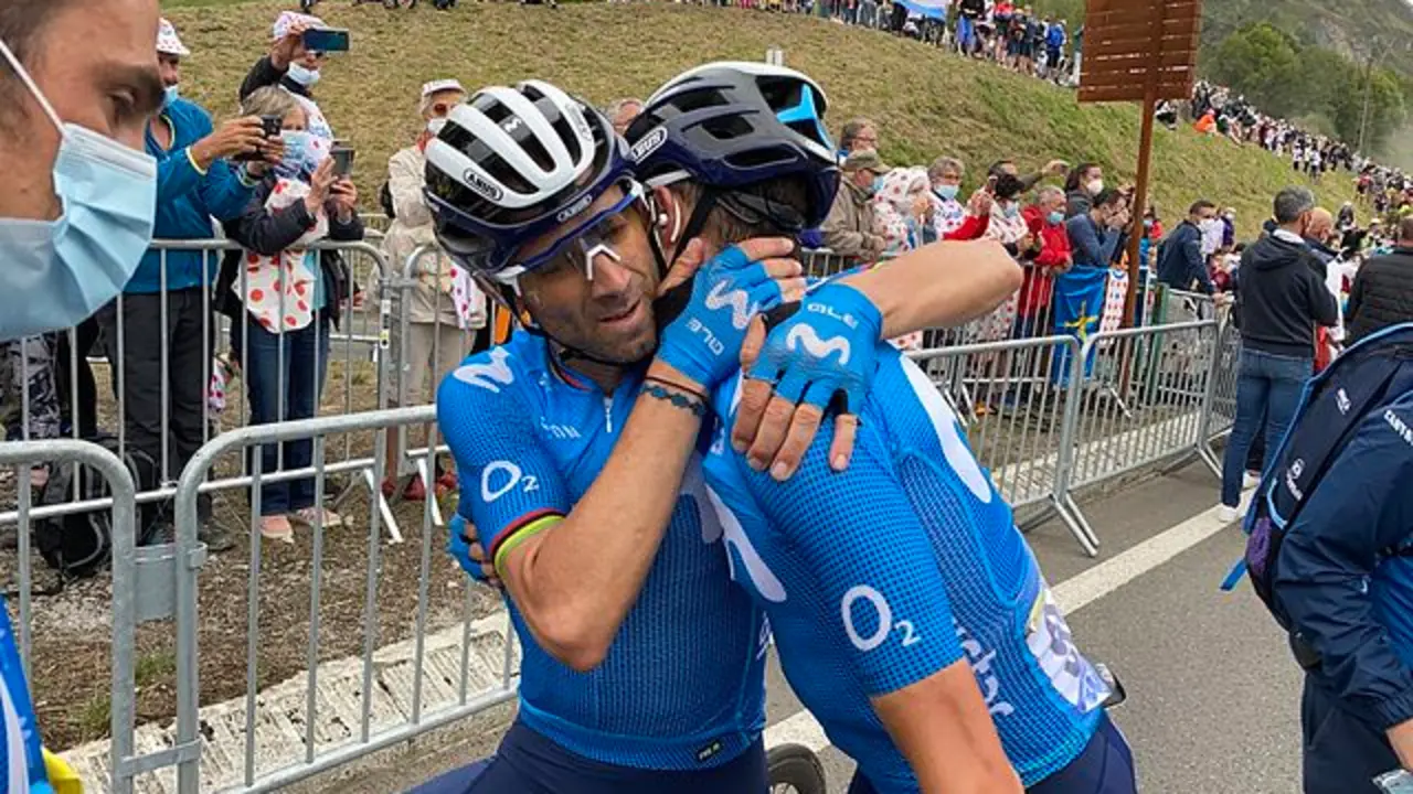 Alejandro Valverde consuela a Enric Mas