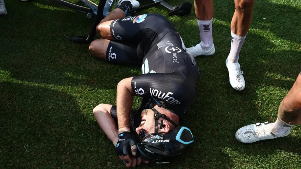 John Degenkolb en el suelo tras sufrir un accidente en la Par&iacute;s-Roubaix