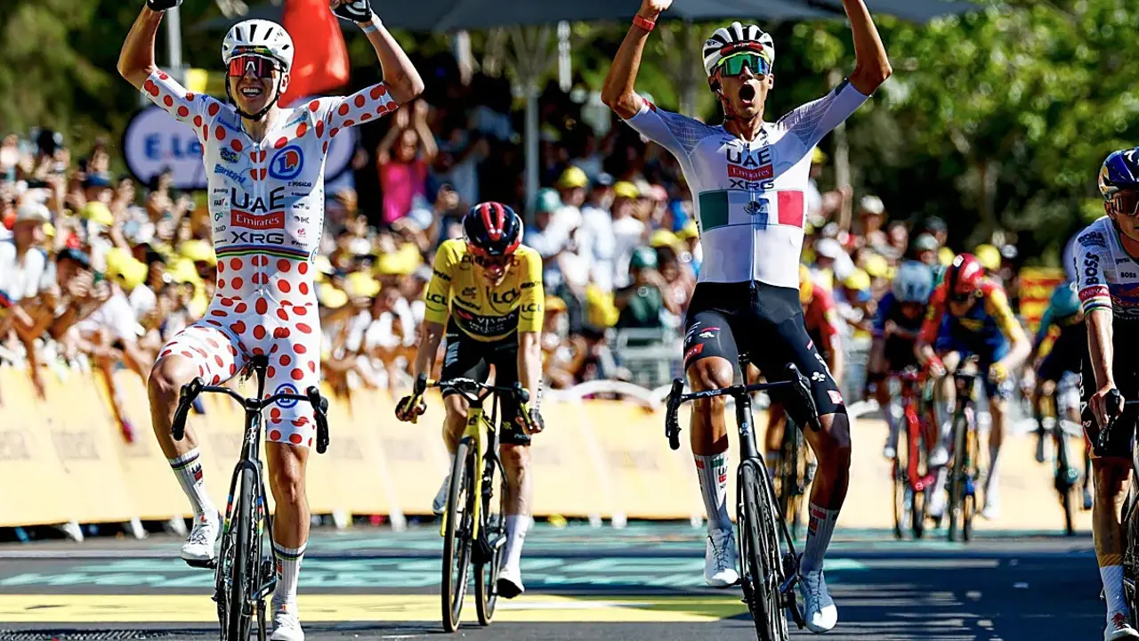 Isaac del Toro y Tadej Pogacar celebran el triunfo en la etapa de Barcelona del Tour de Francia