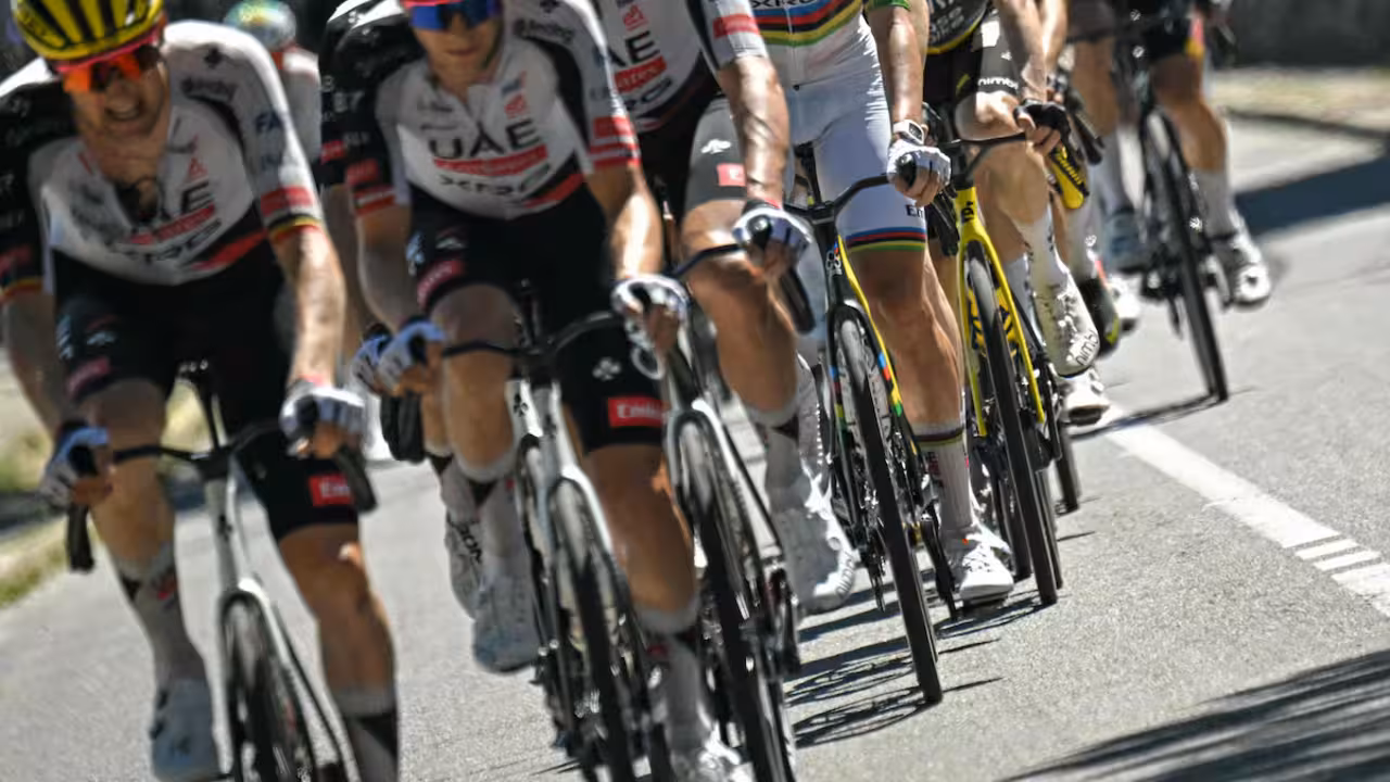 Los ciclista del UAE tirando del pelot&oacute;n