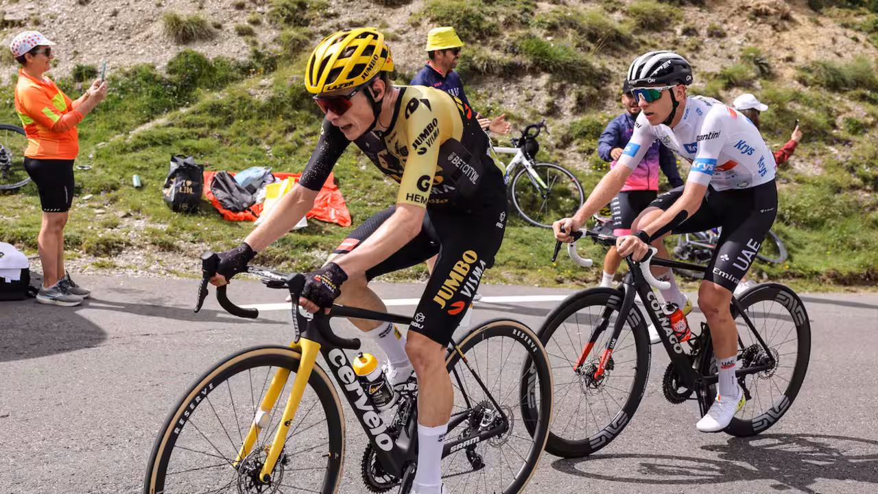 Jonas Vingegaard y Tadej Pogacar ascendiendo el Tourmalet