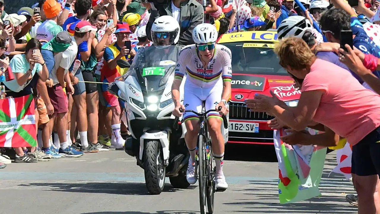 Tadej Pogacar ascendiendo el Tourmalet
