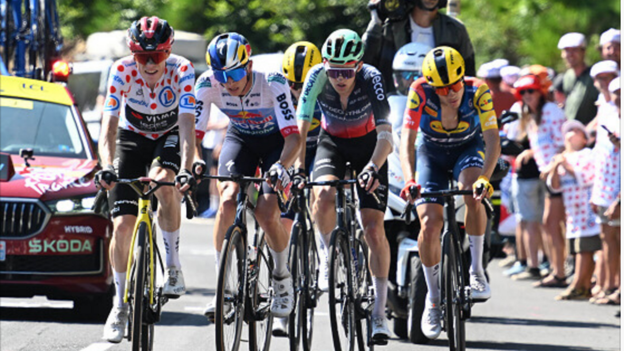 Vingegaard tirando del grupo que intentaba dar caza a Pogacar en la 10&ordf; etapa del Tour de Francia 2026