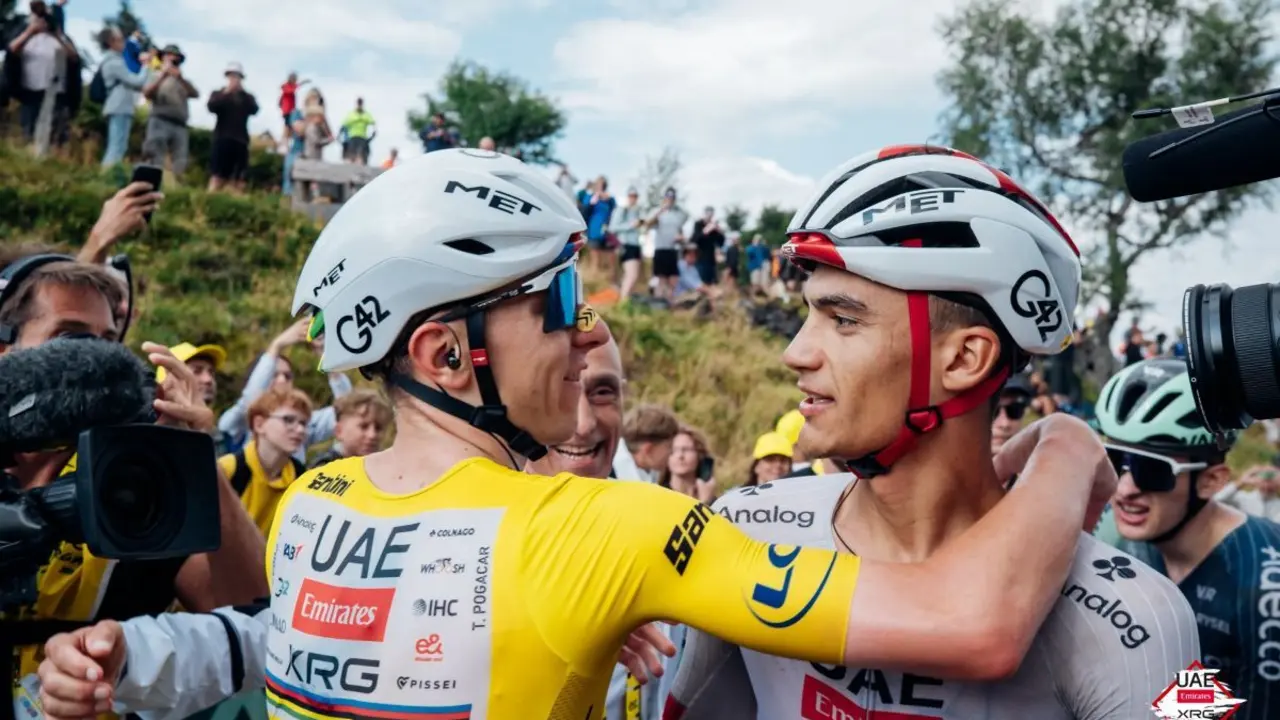 Tadej Pogacar e Isaac del Toro se abrazan en la meta de la 14&ordf; etapa del Tour de Franca 2026