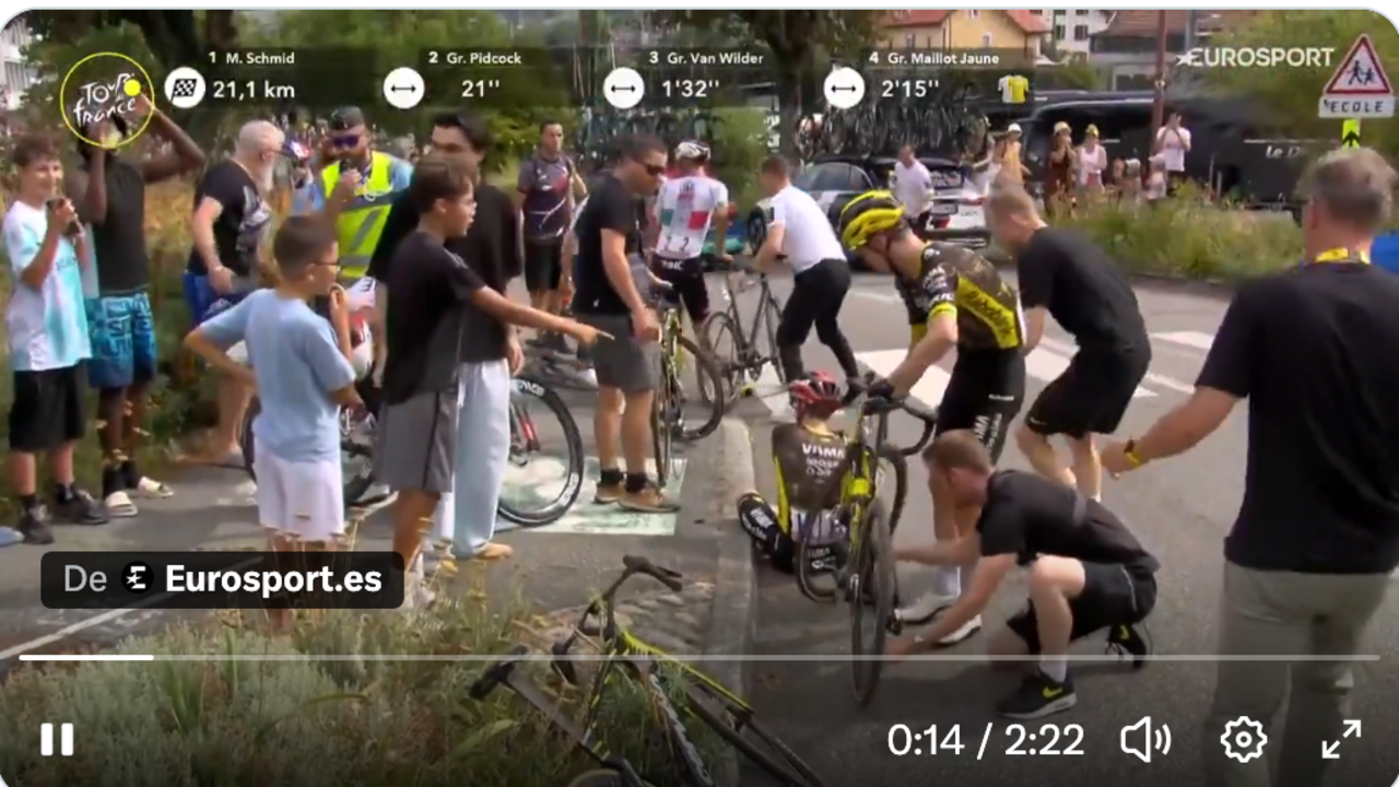 Jonas Vingegaard en el suelo tras sufrir el accidente