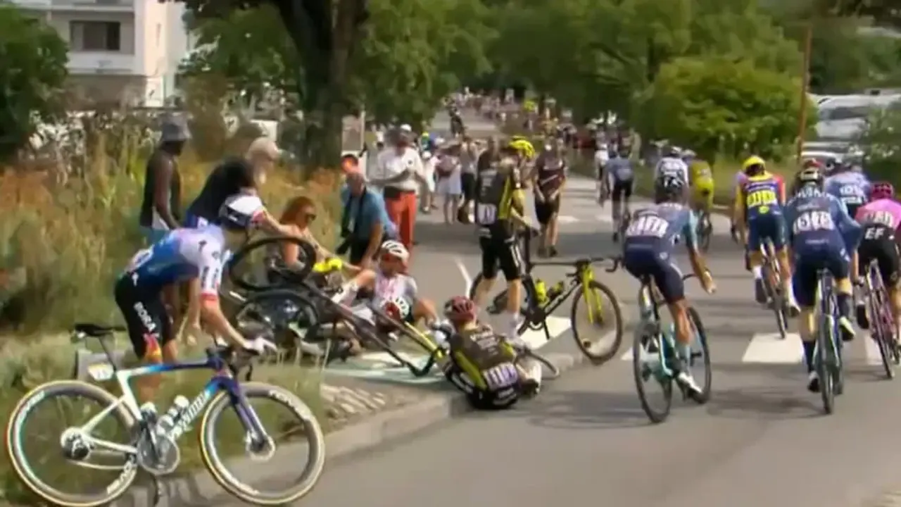 Jonas Vingegaard en el suelo tras sufrir un accidente en la 15&ordf; etapa del Tour de Francia 2026