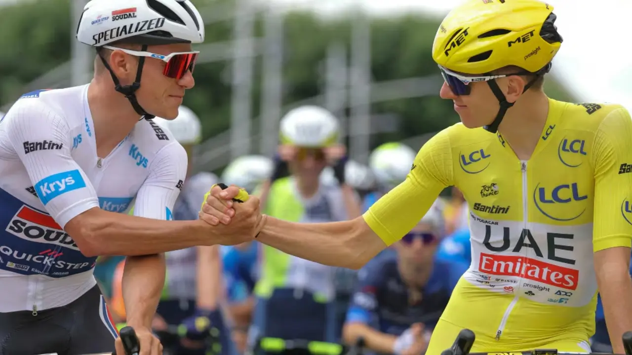 Remco Evenepoel y Tadej Pogacar se saludan