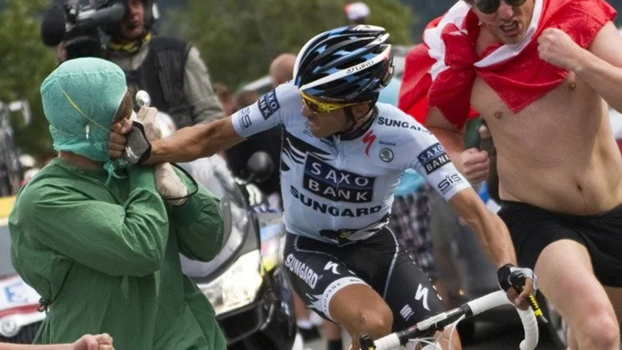 Alberto Contador golpea a un aficionado