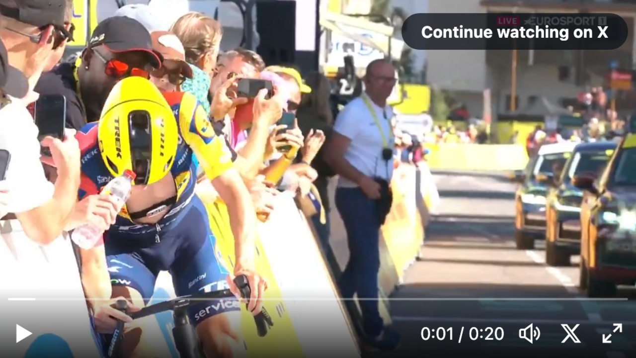 Juan Ayuso destrozado tras cruzar la meta en Alpe D'Huez