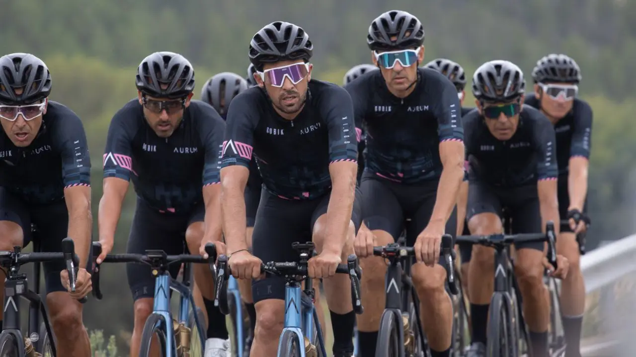 Alberto Contador con su grupeta