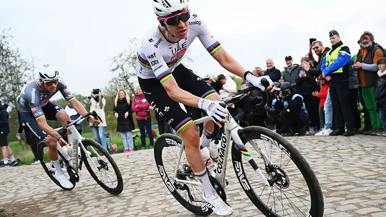 Tadej Pogacar y Mathieu Van der Poel en la Par&iacute;s-Roubaix
