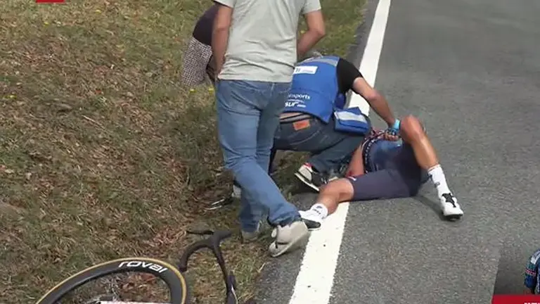 Mikel Landa dolorido en el asfalto tras caerse en la Itzulia de 2026
