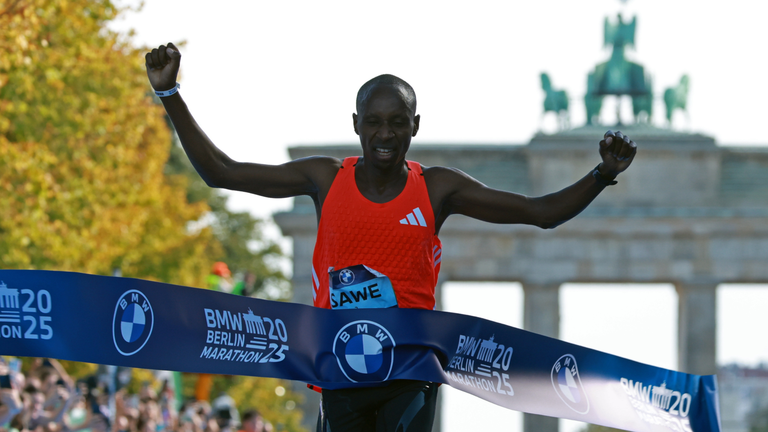 Sabastian Sawe gana el Marat&oacute;n de Berl&iacute;n 2025.