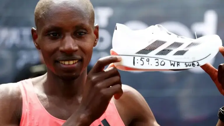 Sabastian Sawe posa con las Adidas Adizero Adios Pro Evo 3.