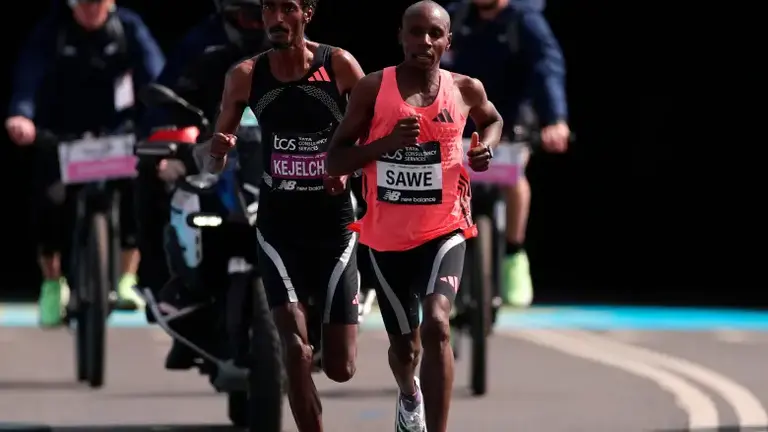 Sabastian Sawe y Yomif Kejelcha  en el Marat&oacute;n de Londres de 2026